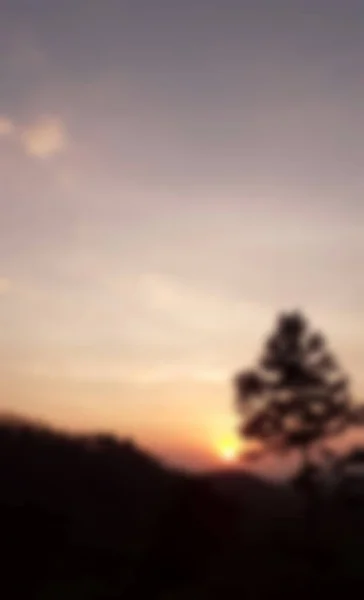 Niewyraźne Krajobrazy Zachody Słońca Górze Wieczorem Sylwetką Drzew Lesie Pomarańczowym — Zdjęcie stockowe