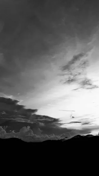 Paisaje Vintage Paisaje Atardecer Montaña Por Noche Con Una Silueta — Foto de Stock