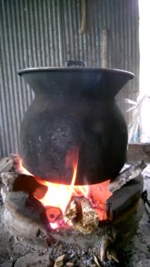 Tayland usulü kömür sobası, su kazanlı, mutfağın üstüne yerleştirilmiş. Köyde uzun zamandır kullanılan eski bir sobanın üzerindeki eski bir siyah su kazanı. Pişirmek için sıcak su kullanın.