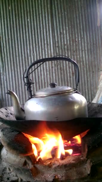 泰国风格的炭炉 将水壶放在厨房的顶部 炉子上的一个旧的热水壶 在家里用了很长时间 使用热水制作咖啡等饮料 通过设置相机 — 图库视频影像