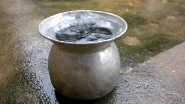 Close Gotas Chuva Brilhantes Vaso Aço Inoxidável Com Água Fluindo — Vídeo de Stock