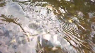 Yavaş akan su, temiz kum ve su yüzeyinin altındaki taşlarla yakından alınır. Tayland 'ın güzel doğal kırsalında.