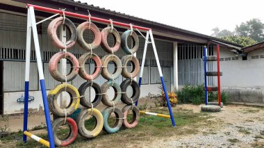 Çocuk parkında renkli tekerlekler. Okul çocuğu Tayland kırsalında.