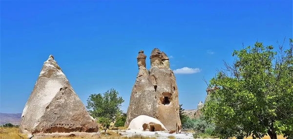 妖精の煙突 と円錐形の火山岩の素晴らしい景色 カッパドキア トルコ — ストック写真