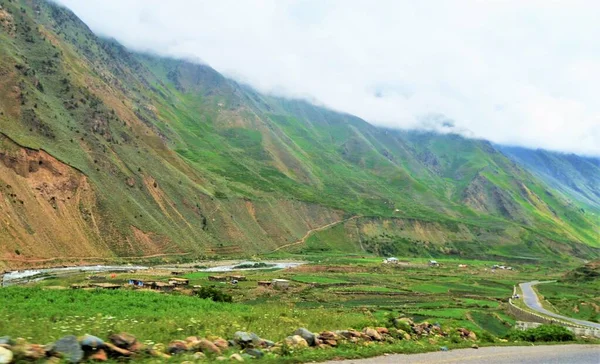 Piękna Sceneria Zielonej Górskiej Doliny Wzdłuż Karakoram Highway Północny Pakistan — Zdjęcie stockowe