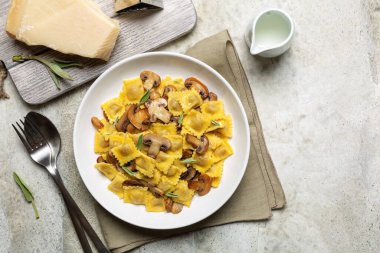 Peynirli ve mantarlı Ravioli. Üst görünüm, alanı kopyala.