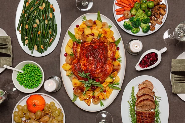 Festliches Tischkonzept Mit Hausgemachten Speisen Gebratenes Huhn Kartoffeln Gebackenes Kalbfleisch — Stockfoto