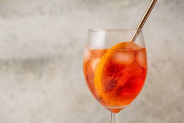 Portakal dilimli Aperol sprey kokteyli. Yakın plan. Boşluğu kopyala. 