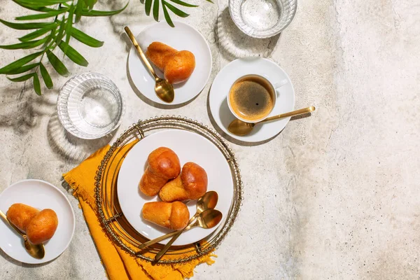 Włoskie Letnie Śniadanie Rum Baba Kawa Espresso Szklanki Wody Jasny — Zdjęcie stockowe