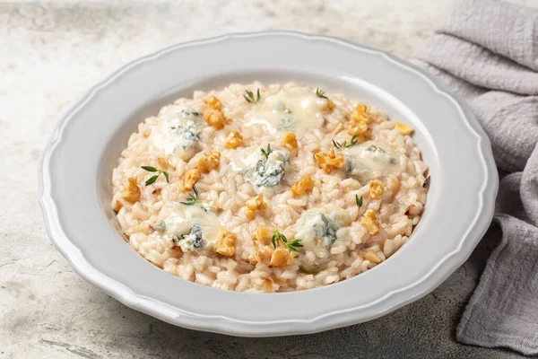 Gorgonzola Kekik Ile Süslenmiş Açık Gri Tabakta Cevizli Risotto Geleneksel — Stok fotoğraf