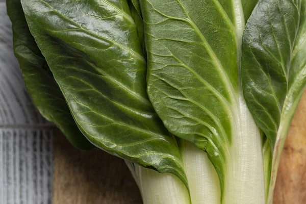 İsviçre pazı yaprakları yakın çekim: yüksek lifli yapraklı sebzeler, antioksidan zengini besin değeri en yüksek gıdalar arasında, kalorisi düşük, onu zayıflamaya elverişli bir yiyecek yapıyor. Sağlıklı yaşam tarzı kavramı. Yatay resim, seçici fok