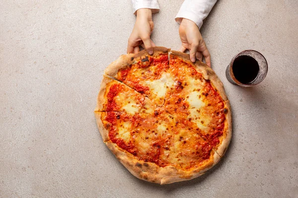 Jedzenie Pizzy Serem Mozzarella Bufala Włoszka Zrobiła Pizzę Margherita Beżowym — Zdjęcie stockowe
