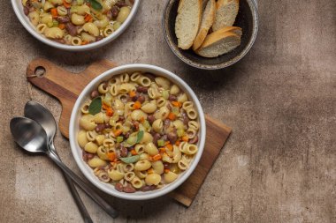 Makarna ve fagioli, kereviz, havuç, soğan ve otlarla yapılan geleneksel İtalyan mutfağıdır..