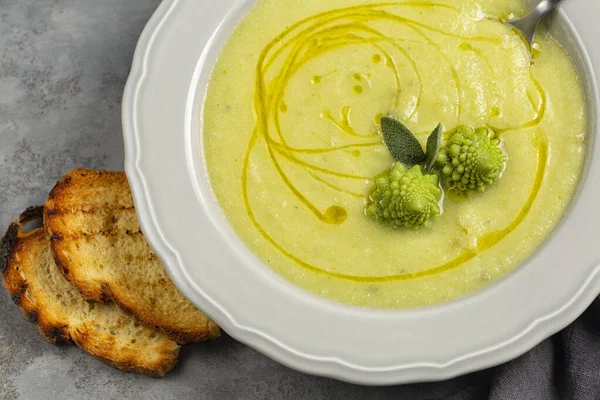 Sup Brokoli Romanesco Krim Dan Roti Panggang Makanan Vegetarian Tutup — Stok Foto