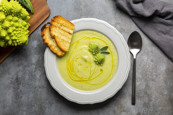 Cremosa Zuppa Broccoli Romanesco Con Olio Oliva Pane Tostato Cibo — Foto Stock