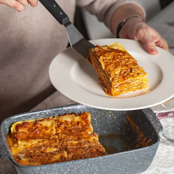 Servido Porção Lasanha Caseira Com Carne Molho Ragu Tomate Bechamel — Fotografia de Stock