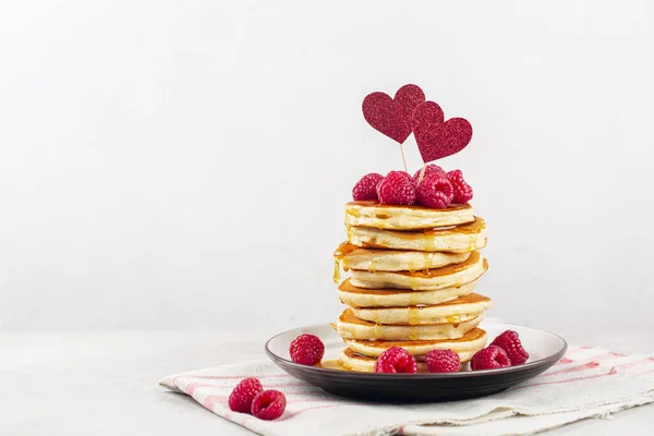 Stack Fluffy Pancakes Syrop Decorated Red Glitter Papper Hearts Srtawberries — Stock Photo, Image