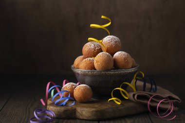 Castagnole, Favette, Frittelle ya da Frittole, İtalyan kızarmış donutudur. Altın kahverengiye ve şeker serpilene kadar yağda kızartılmış çörek delikleri. Ev yapımı. Karnaval yemeği..