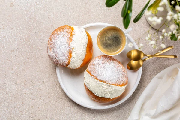 Maritozzo Chiar Deasupra Patiserie Clasică Italiană Dulce Ambalată Frișcă Cafea — Fotografie, imagine de stoc