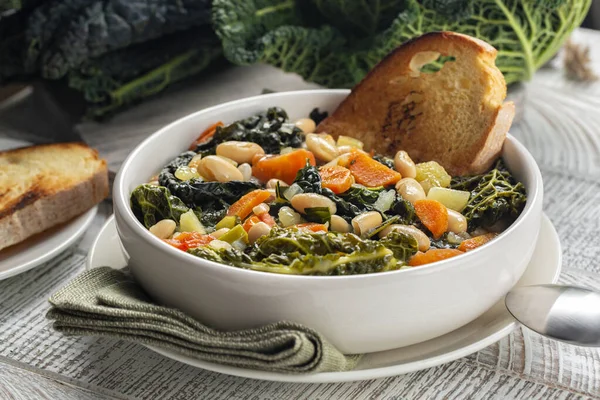Tuscan Vejetaryen Ekmek Çorbası. Ekmek ve sebzelerle yapılır. Ribollita. Cannellini fasulyesi, lacinato lahanası, lahana verzası, havuç, kereviz, patates ve soğan. İbranice yemek.. 