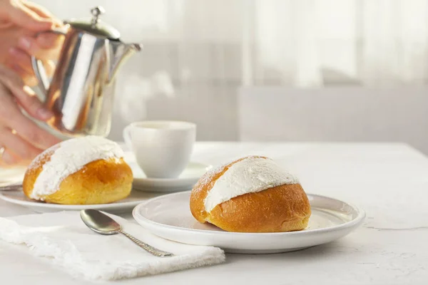 准备罗马早餐经典的意大利甜糕点Maritozzo 塞满了奶油和浓缩咖啡 以面团为基础的面包通常在罗马吃早餐 — 图库照片