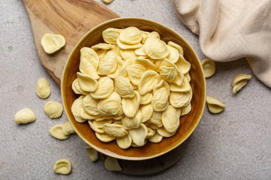 Çiğ buğday ve suyla yapılmış Orecchiette makarnası. Güney İtalya 'nın bir bölgesi olan Apulia' nın tipik makarnası.