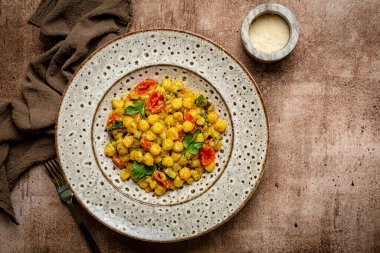 Pesto soslu patates Gnocchi, kabak ve domates. Üst Manzara. Parmesan peyniri. Vejetaryen yemeği..