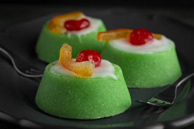 İtalyan tatlısı Cassata Sicilya 'yı yakın çekim. Tipik Sicilya peynirli kek badem, sünger keki, ricotta peyniri ve yeşil badem ezmesi kremalı şekerli meyve. Koyu arkaplan.