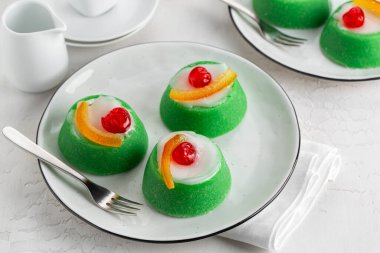 İtalyan kahvaltısı Cassata siciliana tipik Sicilya peynirli kek badem, ricotta peyniri ve yeşil badem ezmesi kremalı şekerli meyve. 