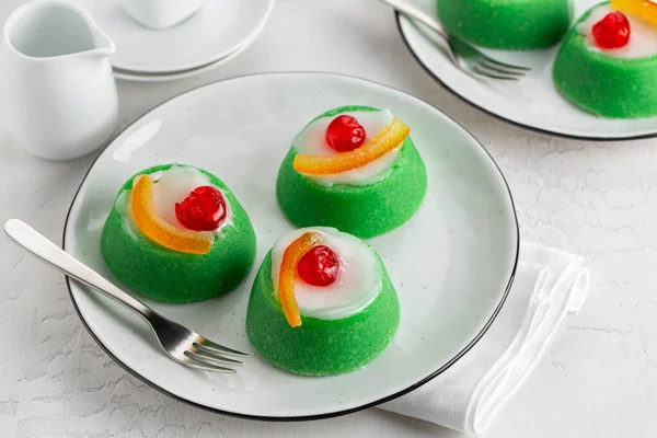 İtalyan kahvaltısı Cassata siciliana tipik Sicilya peynirli kek badem, ricotta peyniri ve yeşil badem ezmesi kremalı şekerli meyve. 