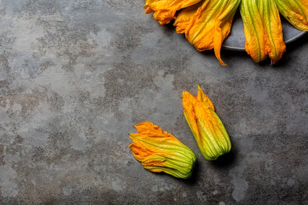 Çiğ kabak çiçekleri, ricotta peyniri ve maydanoz. Kabak ya da balkabağı çiçeği. Fiori di zucca. Taş zemin. Boşluğu kopyala.