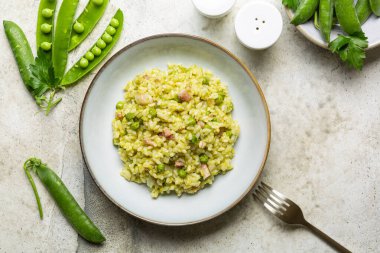İtalyan, Venedik pilavı ve bezelye. Risi e bisi. Bahar, Vialone nano pilavı, taze bezelye ve pastırma ile yapılan yemekler. Yatay resim, boşluğu kopyala.
