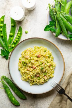Risi e bisi. İtalyan, Venedik pilavı ve bezelye. Bahar, Vialone nano pilavı, taze bezelye ve pastırma ile yapılan yemekler. Dikey resim.