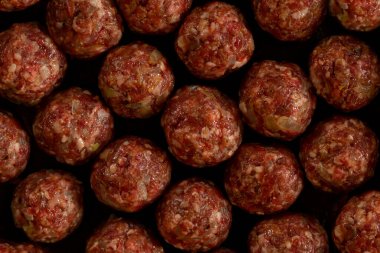 Pirinç köftesi pişirmek ya da Köfte Köfte, kıyma, pirinç, soğan. Arkaplan.