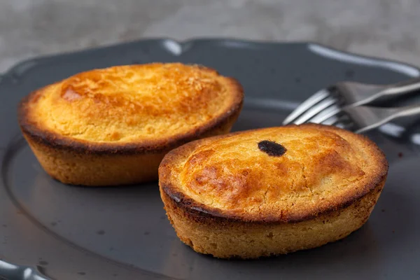 Pasticciotto, küçük pasta, İtalyan pastası ve kremalı yumurta. Ayrıca ödlek de deniyor. Apulia 'da geleneksel hamur işleri, genellikle kahvaltıda servis edilir. Koyu gri arkaplan.