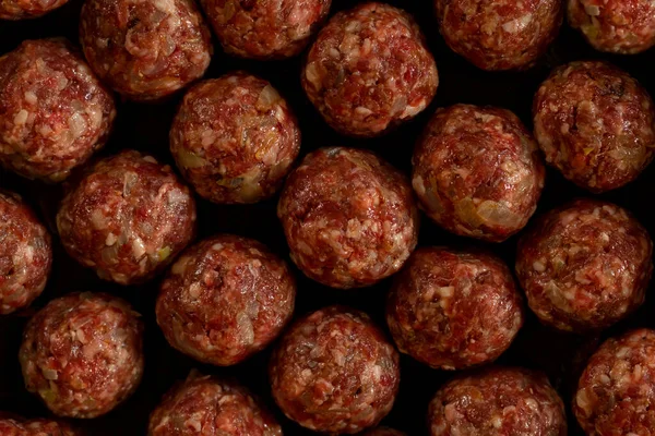 Pirinç köftesi pişirmek ya da Köfte Köfte, kıyma, pirinç, soğan. Arkaplan.