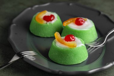 İtalyan tatlısı Cassata Sicilya. Tipik Sicilya peynirli kek badem, sünger keki, ricotta peyniri ve şekerli meyve, kiraz ve portakal, yeşil badem ezmesi kremalı. Koyu arkaplan.
