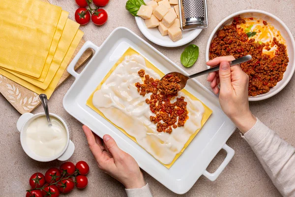 Vrouw Handen Koken Lasagne Rauwe Italiaanse Pasta Ingrediënten Platte Lakens — Stockfoto