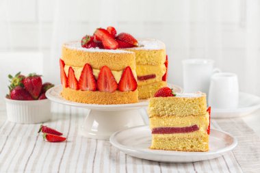 Fransız Fraisier Pastası. İki kat Genoise Süngeri, Diplomat Kremi, Çilek Reçeli ve Taze Çilek ile yapılmış meyveli kek..