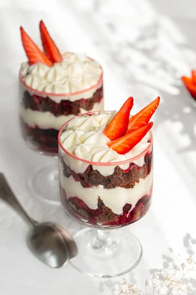 Chocolate Brownie Trifle Cream Cheese Strawberries Dessert Wine Glass White — Stock Photo, Image