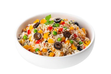 Taze sebzeli pirinç salatası, çan bebberi, domates, yeşil bezelye, siyah zeytin ve zeytin yağı, beyaz arka planda izole edilmiş.. 