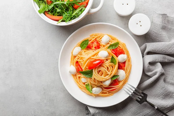 Almoço Com Uma Porção Espaguete Com Tomates Mussarela Folhas Manjericão — Fotografia de Stock