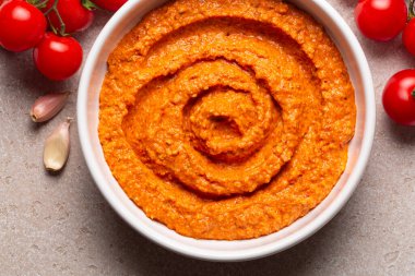 Salsa Romesco. Domates bazlı İspanyol sebze sosu. Kızarmış domates, kavrulmuş kırmızı dolma biber ve sarımsak, kızarmış badem, zeytinyağı ve ekmekten yapılmış. Yakın plan..