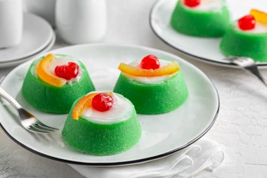 İtalyan kahvaltısı ve Cassata Sicilyalı tatlı. Tipik Sicilya peynirli kek, sünger keki, badem, ricotta peyniri ve şekerli meyve, kiraz ve portakallı, yeşil badem ezmesi kremalı. Beyaz tablo.