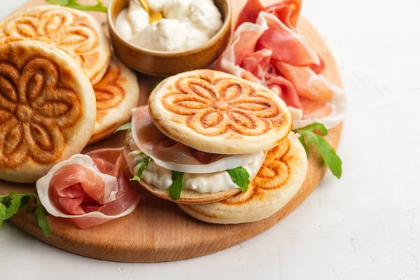 이탈리아 샌드위치 프로슈 이탈리아의 크루도 소프트 그리고 로케트 샐러드 이탈리아 — 스톡 사진