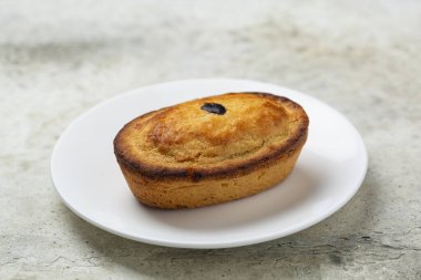 Pasticciotto, beyaz tabakta yumurtalı kremayla dolu küçük bir İtalyan pastası. Ayrıca ödlek de deniyor. Güney İtalya, Apulia 'da geleneksel hamur işleri, kahvaltı yemekleri. 