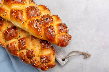 Ev yapımı, susam tohumlarıyla süslenmiş ekmek. Üst Manzara. Açık gri arkaplan. Boşluğu kopyala.