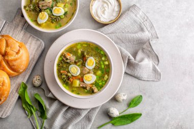 Et suyuna çorba, kızamık yaprağı, haşlanmış bıldırcın yumurtası, patates, havuç, maydanoz.. 