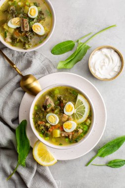 Et suyundan yapılan kuş çorbası, kızamık yaprağı, haşlanmış yumurta, patates, havuç, maydanoz. Lehçe, Ukraynaca, Belarusça, Rusça, Musevi yemeği.