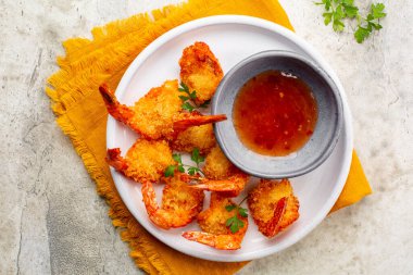 Kızarmış karides, karides, tatlı sos ve maydanoz. Üst görünüm.